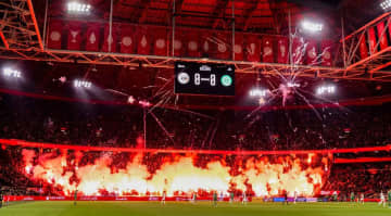 「お詫びする」28歳日本代表所属の海外強豪チーム、試合打ち切りで謝罪…亡くなったサポーター追悼のために大量の花火打ち上げか