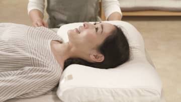 “枕の寿命”は素材でどれくらい変わる？長くても5年？寝具メーカーが教える正しい買い替えタイミングと選び方