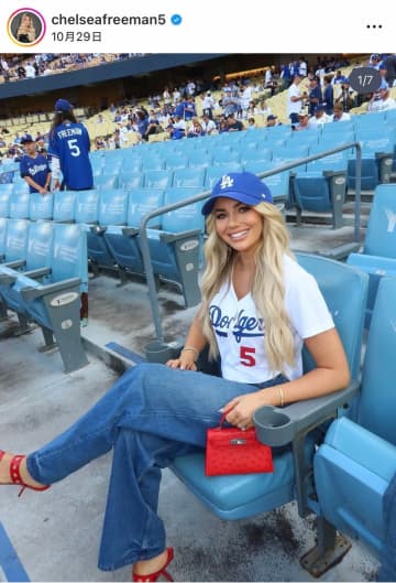 ドジャース・フリーマンの元モデル美人妻、神スタイルの私服デニムコーデ　家族ショットで全開笑顔