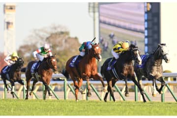 ジャパンカップの表彰式に「とんでもないイケメン」　現地もネットも騒然「顔が良すぎて…」