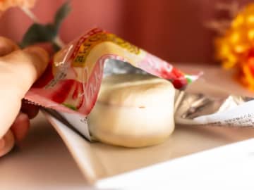 【本日発売】チルド版新作・ロッテ『生 チョコパイ＜ストロベリー＞』は初の果汁入りホイップでいちごクリームファンを狙い撃ち！