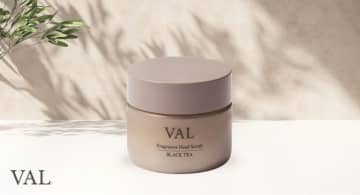 日常を格上げする新ラグジュアリーヘアブランド「VAL」デビュー。第一弾は「ブラックティー」香る極上ヘッドスクラブ　「私という価値(Value)を、選択(val)する。」 本質的な美しさと静謐な輝きを追求する、新ラグジュアリーヘアブランド「VAL(ヴァル)」が誕生。 第一弾製品として、心解き放つ「VALフレグランスヘッドスクラブ BLACK TEA」を2025年12月1日より販売開始。