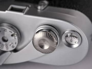 フランス製・チタン素材のレリーズボタン　アール・デコ調デザインを採用　2万円で限定250個