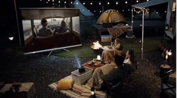 どこでも瞬時にベストアングル！ クルッとひねるキューブ型プロジェクター「TCL PlayCube」