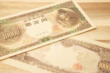 実家の物置から珍しい「聖徳太子が描かれたゾロ目の1万円札」を発見したのですが、保管状態が悪く虫食いやカビが…。銀行に持ち込むべき？ それともそのまま売却すべき？