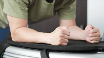 話題の「消防士の体幹トレーニング」を「さっきまでデスクワークしてた」自衛隊員がやるとこうなる。驚きのリズム感に「お見事」の声