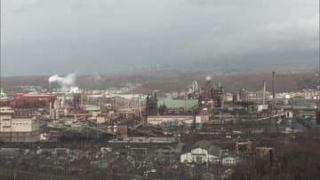 製鉄所の爆発で「熱風炉」が崩落…広範囲に燃え広がり消火活動続く　9月にも設備にトラブル　北海道・室蘭市