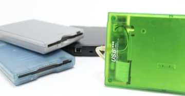 Y-E DATAとTEACが標準化を頑張ったUSB FDD（1.44MB、1998年頃～）：ロストメモリーズ File023（再掲）