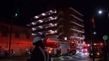 「角の部屋から炎」未明にマンション火事で住人38人避難…3時間半後に鎮火も焼け跡から性別不明1人の遺体　神奈川・小田原市