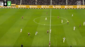 スタジアム騒然！ 堂安律が“高精度ロケットパス”「エグい」「あの距離をズバピタ」約50メートルを正確無比な“爆速キック”「スピードも距離も全て完璧」