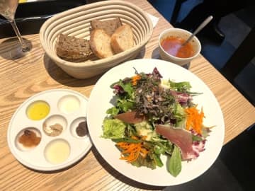 【パン食べ放題】10種類以上のこだわりパンと6種ディップに感動！大人気ベーカリーのランチがアツい