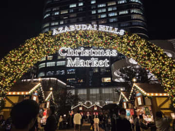 【麻布台ヒルズ】クリスマスマーケット2025開催中！今年の注目はライブ感あるグルメとアート