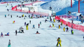 「雪休み」導入の中国・新疆アルタイ地区、スキー場ににぎわい
