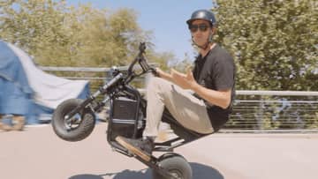 ボタンを押すだけでウィリー走行！ バランスを自動調整するeバイク「Wheelie Fun Bike」