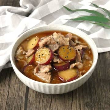 ボリュームたっぷり！「豚肉とサツマイモのみそ煮」