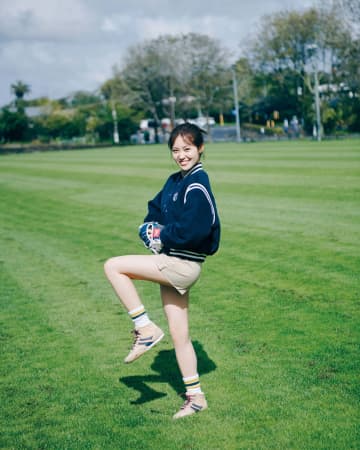 櫻坂46 松田里奈、ソフトボール経験光る“美フォーム”を披露　1st写真集『まつりの時間』先行カット公開