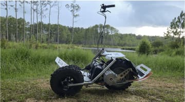 サーフィンのようにオフロードを滑走！ 全地形対応の電動三輪モビリティ「TLTBoard GORILLA​​」