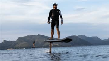 気分は海鳥？ 水上を浮かぶように走行する電動サーフボード「Awake VINGA Adventure」