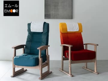 山形新幹線E8系のシートを再現した座椅子、普通車とグリーン車を用意。数量限定