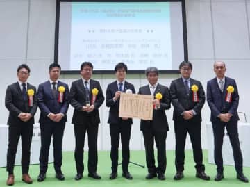 「汎用型GNSS自動操舵システム」の開発と普及で農林水産大臣賞を受賞！