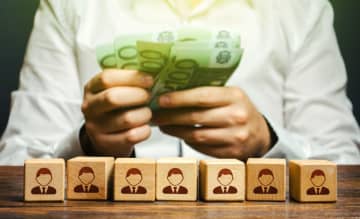 努力が実り「年収600万円」の“課長”に昇進！ しかし友人は「係長」でも“年収100万円”近く多いようです。「大企業勤務だから」とのことですが、中小企業って損でしょうか？