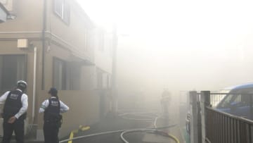 【速報】2階建て住宅で「煙が」...消防車など26台で消火活動中　90代男性が重傷、80代女性けが　JR山手線・大崎駅から約550mの住宅街