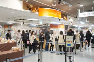 大阪で「パンの祭典」、週末は１時間待ちも…世界レベルの焼きたてパン続々