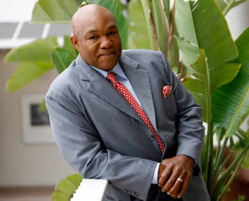 ジョージ・フォアマンさんのメキシコ五輪金メダルがオークションに　「ガレージから発見」