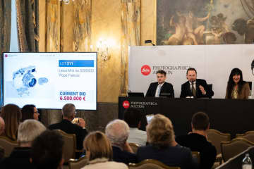 前ローマ教皇のライカ、約11億5,000万円で落札。全額を寄付　第47回ライツ・フォトグラフィカ・オークションのハイライト