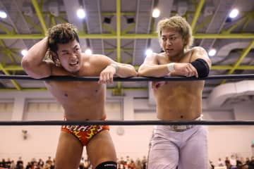 【新日本】新世代タッグ、巨獣狩りで生き残り！ 上村のカンヌキ炸裂、モンスターソース撃破で『WTL』星を五分に戻す