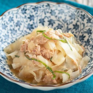 【大根でちょっとしたものを作りたいならコレ！】「箸休めにぴったりね」「この切り方いいね」味見でなくなる！大根とツナのごまポン酢和えのレシピ