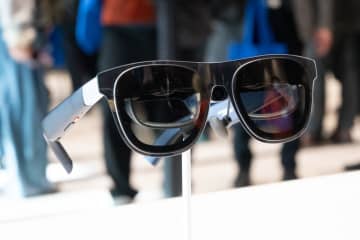 XREAL、どんな映像も“AIで3D化”できるARグラス「1S」。Switch 2 “TVモード” 対応ハブも登場