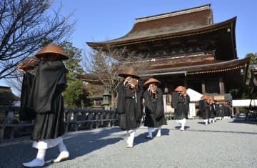 金峯山寺門前町で僧侶托鉢、奈良　世界遺産、師走の風物詩
