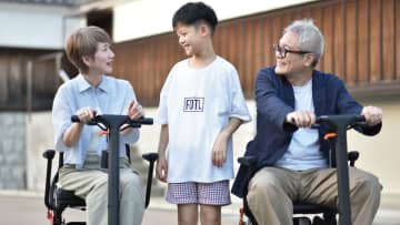 Acalie、移動をスマートにする、新・歩行領域スクーター「ROBOOTER J＋VISION」が、2025年12月１日（月）よりバイク王一部店舗にて取り扱い開始