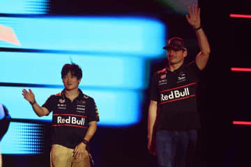 フェルスタッペンが角田裕毅に近づき…「これが見たかった」　レース後の労いに海外感激