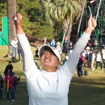 ベテラン鈴木愛が元女王の意地見せた…岩井千怜とのプレーオフ制して通算22勝目