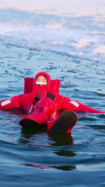 氷河に浮かぶ冬の新アクティビティーが登場　中国新疆・アルタイ市