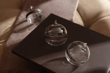 ヘルノ初のインテリアアイテム、レザーラベル付きブランケットや“ガラス×革”のオーナメント