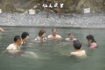 河原に湯煙「仙人風呂」、和歌山　川湯温泉、冬限定オープン