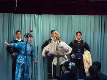 天津市の小学校で京劇公演　伝統演劇の魅力を披露