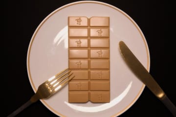 ミュシャ×ピエール・エルメ・パリのショコラ、”香水”着想のアートブック風チョコ