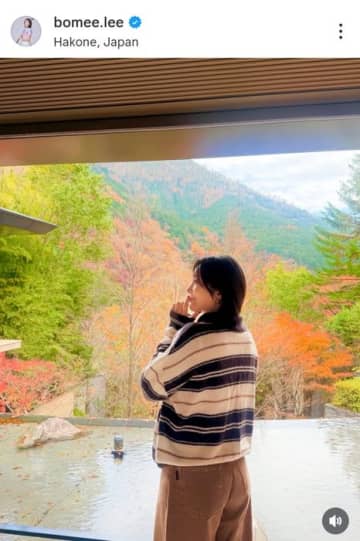 イ・ボミが鮮やかに色づいた紅葉を背景にした写真を投稿するも、ファンは「でもボミちゃんが1番素敵」