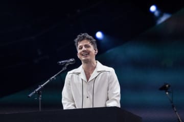 第60回スーパーボウルのキックオフを前にチャーリー・プース、ブランディ・カーライル、ココ・ジョーンズがパフォーマンス