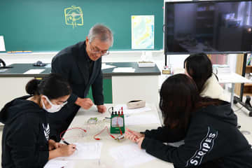 敬愛大学が教員志望学生向けに理科室を開放、実験を学び直す「理科実験リトライLabo」を開始