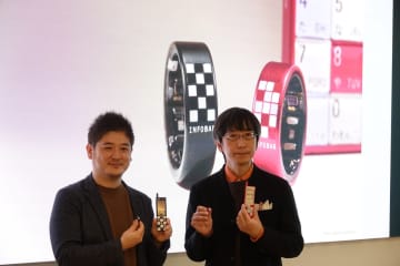 auから「INFOBAR」コラボのリカバリーリング、こだわりの素材と仕上がりを見てきた――本日18時から受付開始