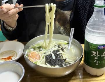 【韓流】Netflix『隣の国のグルメイト』でソン・シギョンが松重豊を案内した乙支路3街と韓国式手打ちうどん「カルグクス」の魅力