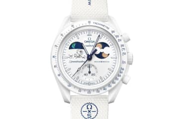 オメガ×スウォッチ“オールホワイト”腕時計「ムーンスウォッチ」宇宙飛行士スヌーピー＆雪の結晶入り
