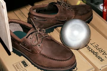 ティンバーランド×ディスイズネバーザット、定番モカシンシューズをヴィンテージ風アレンジ