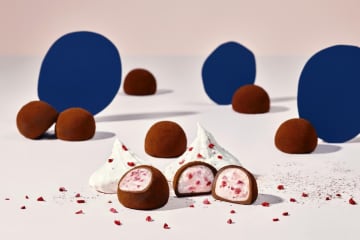 “冬しか味わえない”スノー、甘酸っぱい苺の“ダブル生”トリュフチョコ「スノーボール 赤」