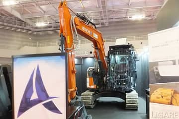 ARAVとシャープ、衛星通信による建機の遠隔操作ソリューションを開発、建設業界のDX推進【JMS2025】